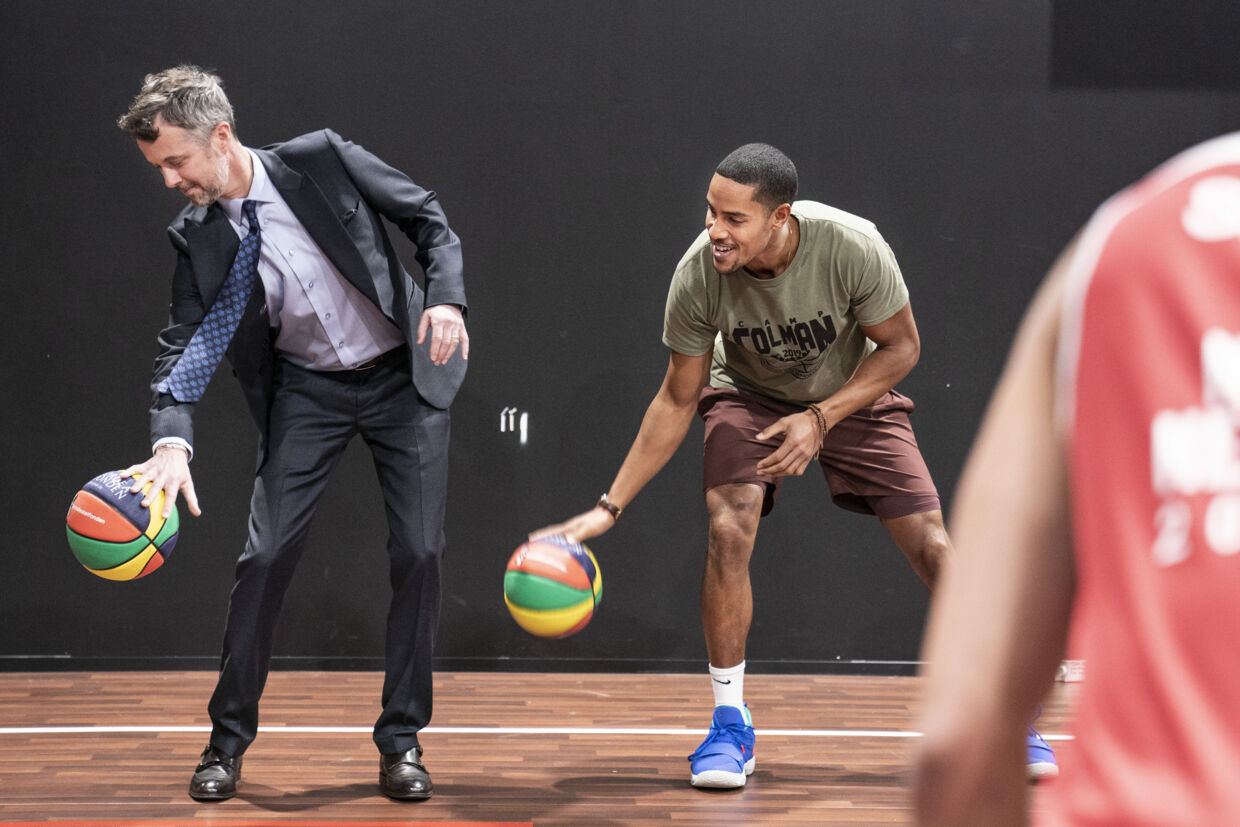 Kronprins Frederik nåede også at spille basketball under sin guidede tur i den nye ustilling på Experimentarium.