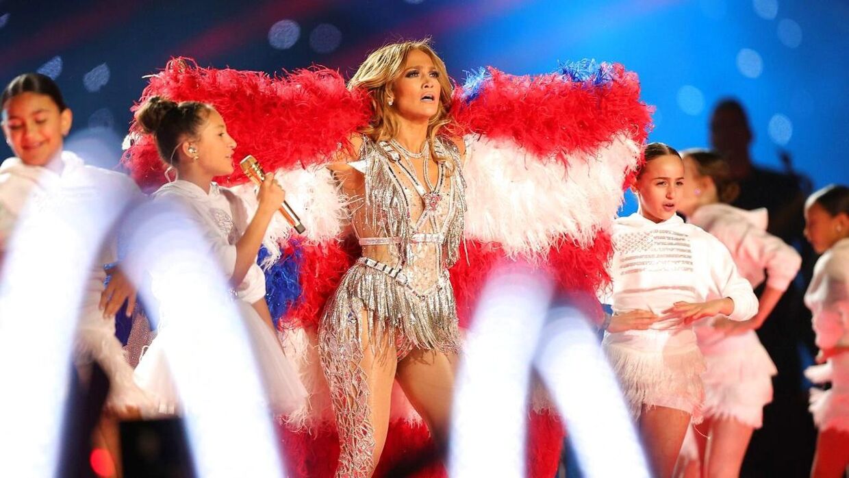Jennifer Lopez med sin 11-årige datter og det puertoricanske flag.