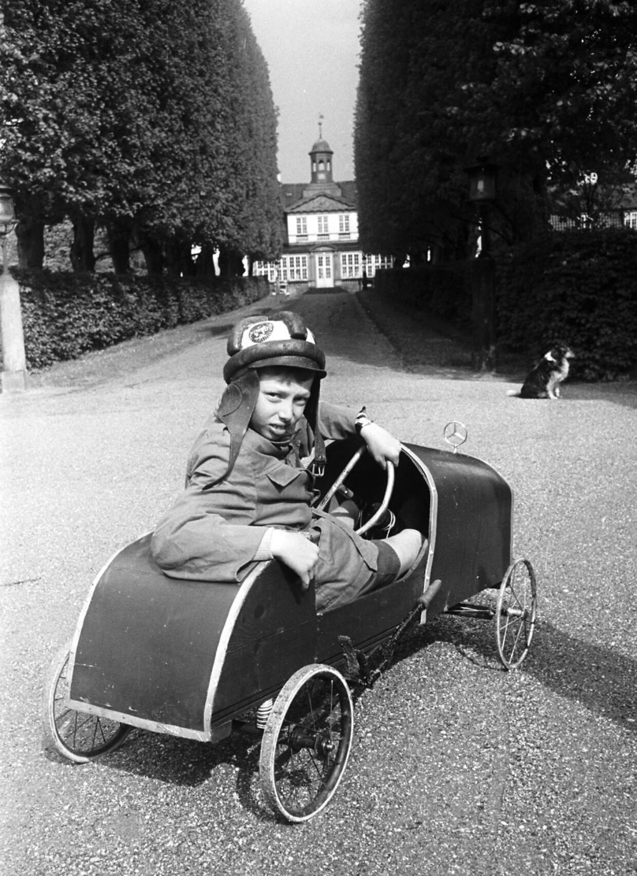 Prins Ingolf i en sæbekassebil foran barndomshjemmet Sorgenfri Slot.