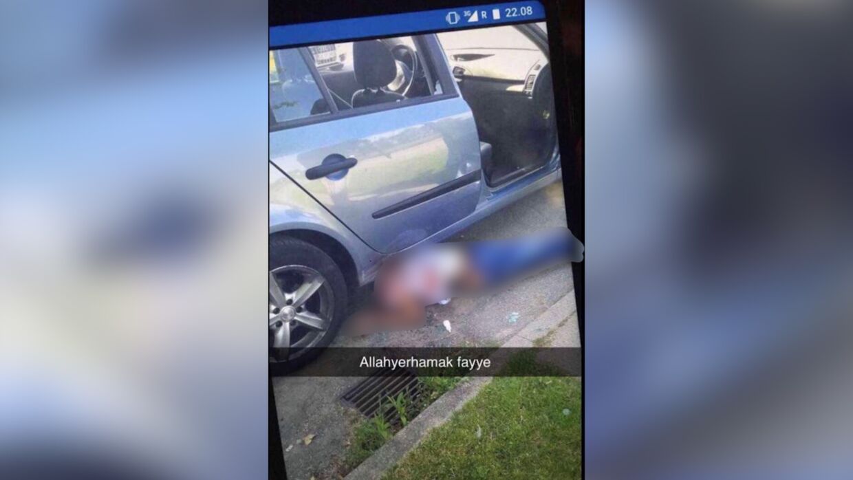 Gerningsmændene ved dobbeltdrabet i Herlev optog det ene offer på Snapchat og spredte det på det sociale medie. I bildørens spejlbillede kan man se den ene gerningsmand holde en AK-47-riffel. Privatfoto