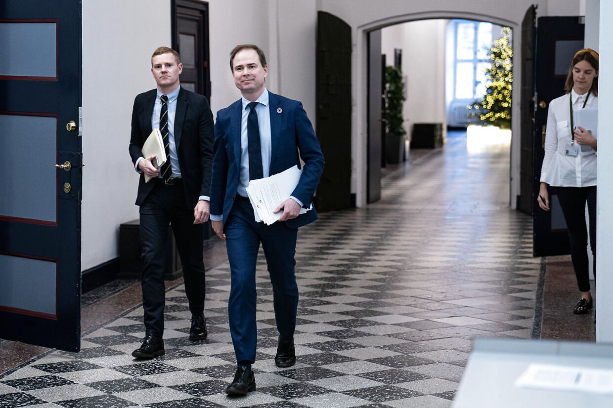 Finansminister Nicolai Wammens nærmeste rådgiver, Mads Brandstrup (i baggrunden på billedet, red.), har været en af hovedarkitekterne bag det planlagte angreb på Venstre. (Foto: Niels Christian Vilmann/Ritzau Scanpix)
