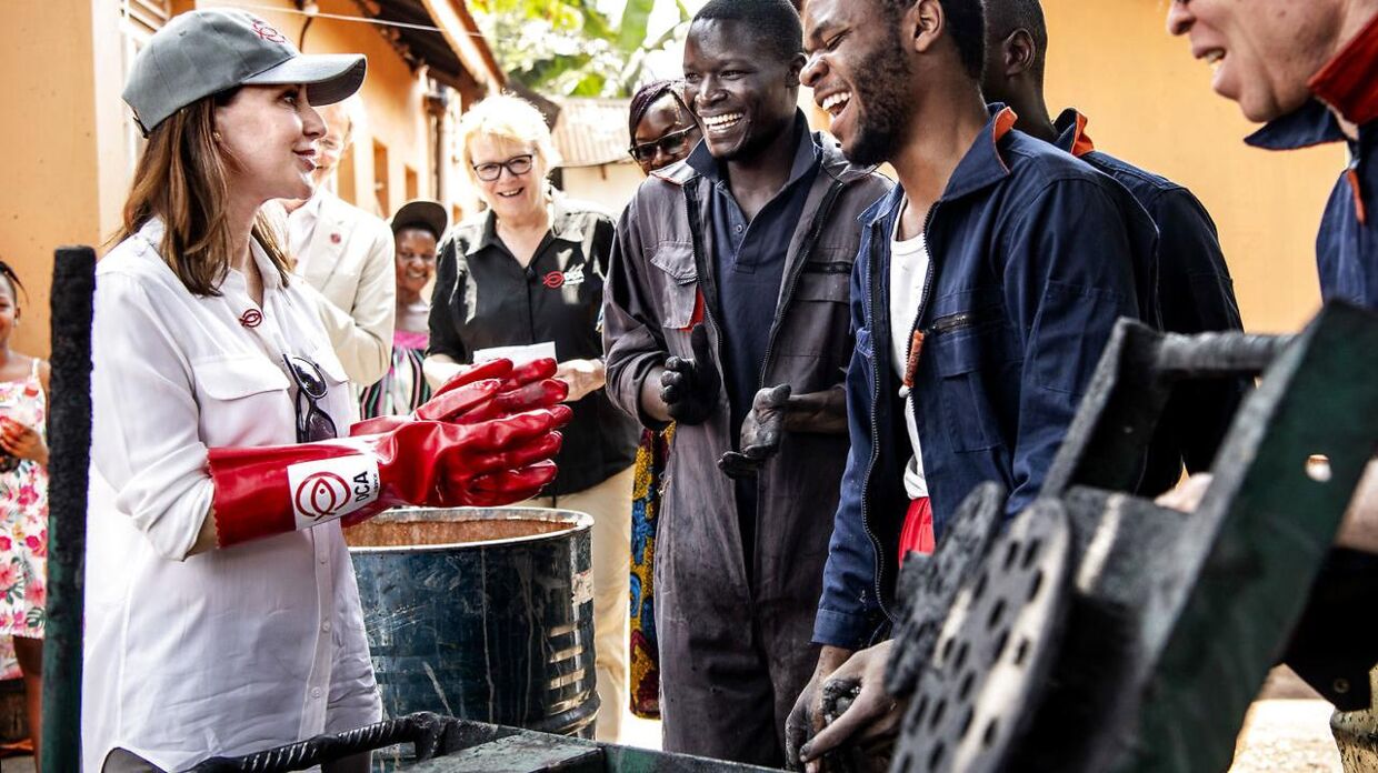 Her hjælper prinsessen iført røde gummihandsker til med produktionen af bæredygtigt brændsel.