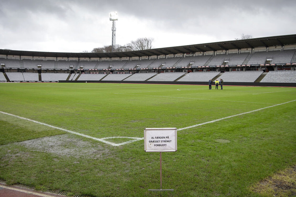 Den planlagte Superliga-kamp søndag 16. februar mellem AGF og Randers blev aflyst i Ceres Park på grund af sumpet bane.