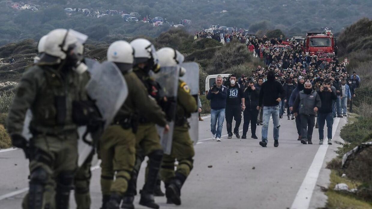 Græsk politi møder demonstranter nær Mantamados på Lesbos