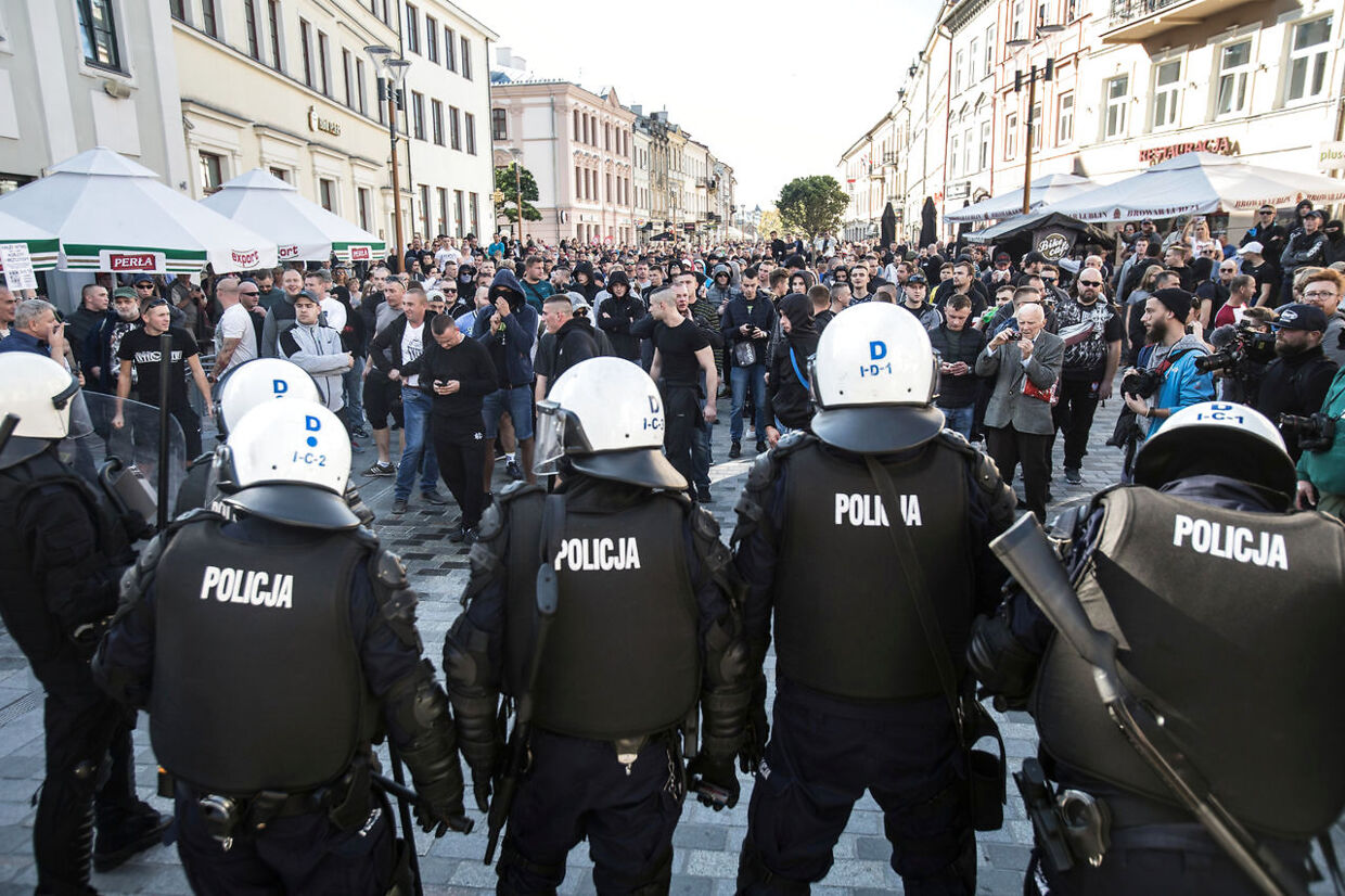 Bevæbnede politibetjente danner ring om højreorienterede demonstranter, som vil blokere for en Pride-parade i Lublin i 2018. Agencja Gazeta.