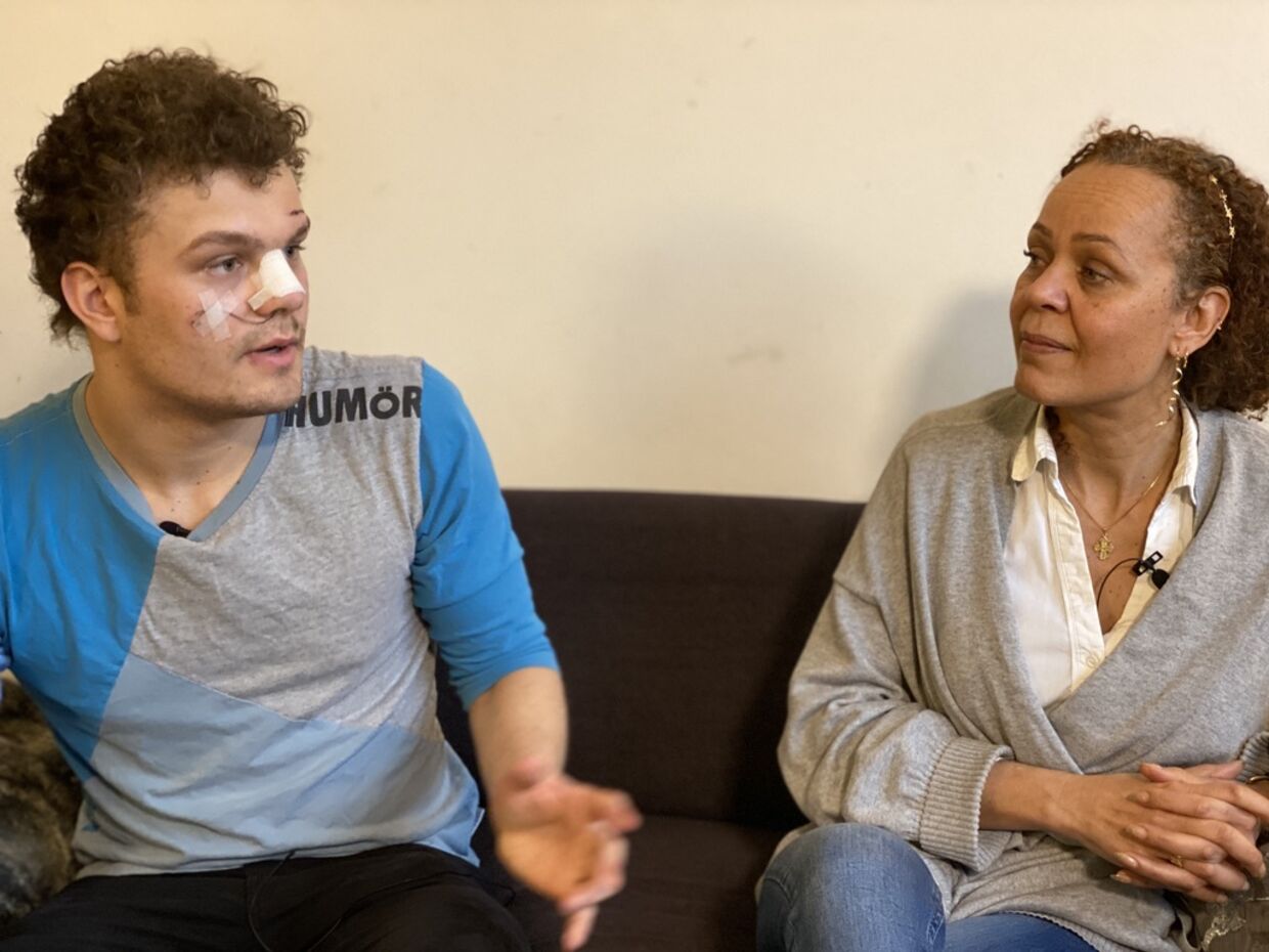Lauritz Lindboe Wind blev den 22. februar sendt på traimecenteret på Rigshospitalet efter et voldsomt overfald. Her ses han halvanden uge efter sammen med sin mor Karina Lindboe Wind. Foto: BT
