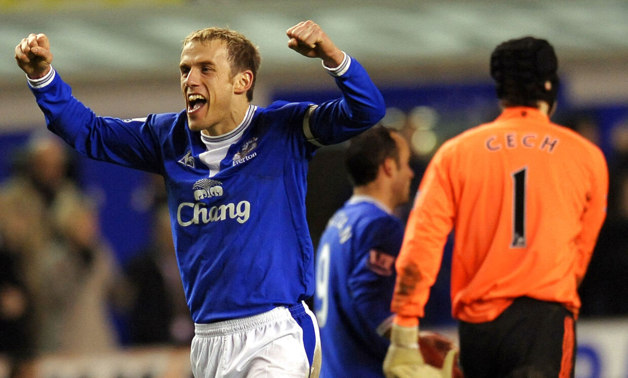 Phil Neville repræsenterede i sin aktive karriere blandt andet Everton. Her jubler han over en scoring mod Chelsea i 2010.