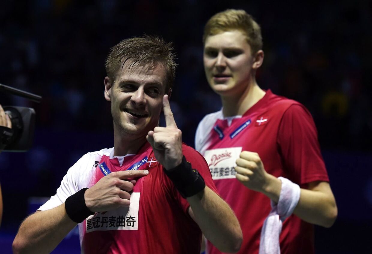 Hans-Kristian Vittinghus jubler sammen med Viktor Axelsen efter den danske Thomas Cup-finalesejr over Indonesien i 2016.