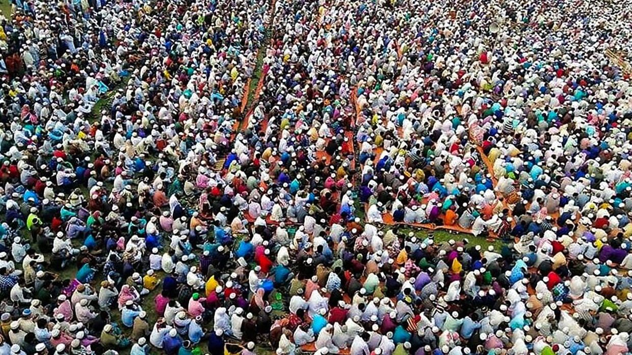 En hel masse borgere i Bangladesh mødtes for at bede.