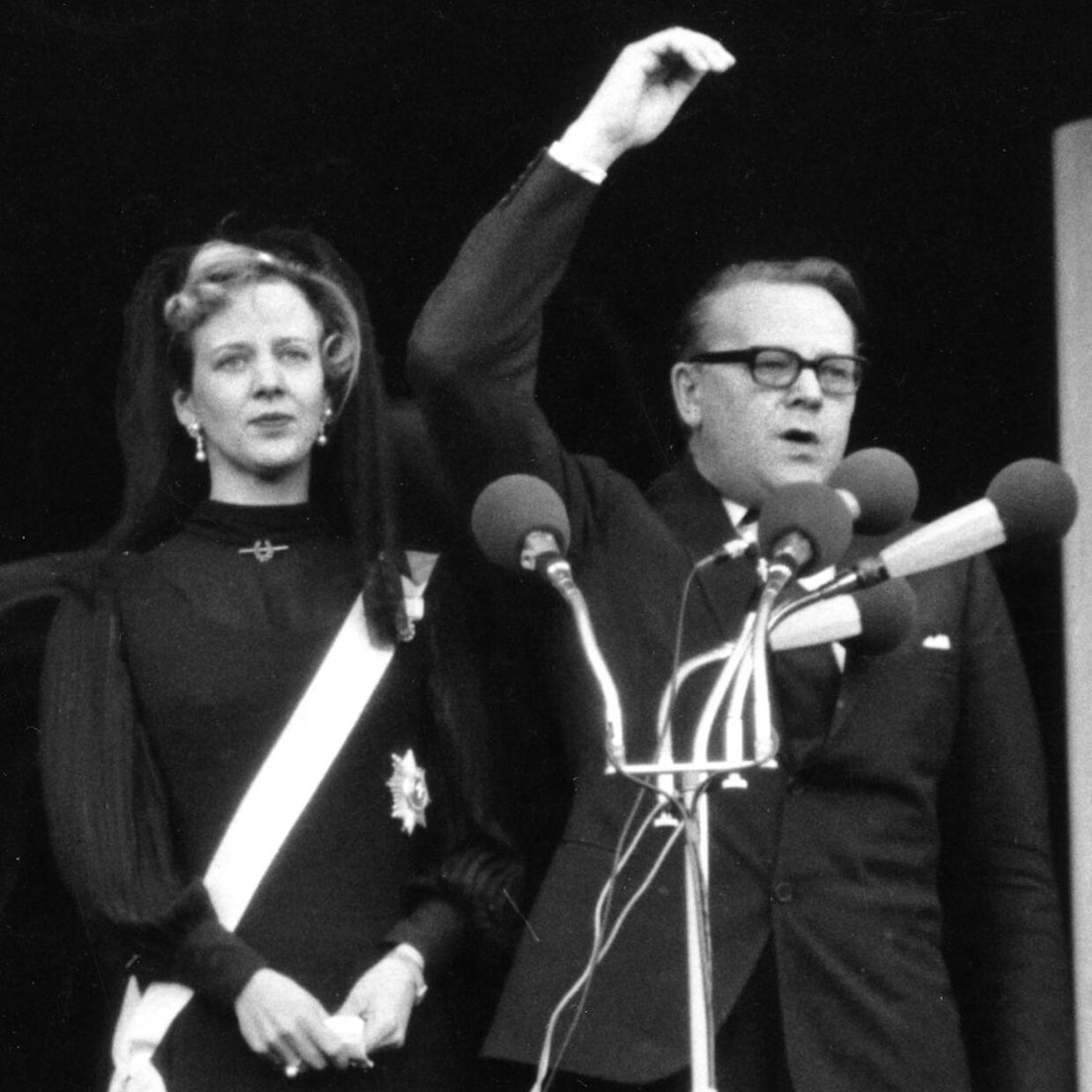 »Kong Frederik 9. er død. Længe leve Hendes Majestæt Dronning Margrethe 2.,« råbte statsminister Jens Otto Krag tre gange fra balkonen på Christiansborg Slot, da han 15. januar 1972 udråbte tronfølgeren, kronprinsesse Margrethe, til Danmarks dronning.