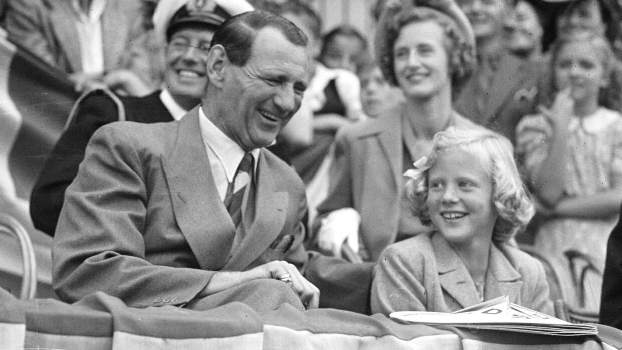 Her prinsesse Margrethe med sin far, kong Frederik 9., fotograferet 15. august 1949. Dengang vidste prinsessen ikke, at hun en dag skulle regere det danske kongerige.