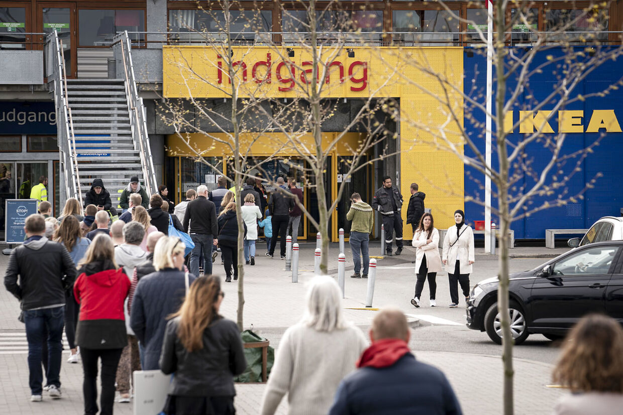 Ikea opens their department store in Gentofte near Copenhagen in Denmark, Monday, April 27, 2020. ** NOTE the picture is taken with a telephoto lens and the distance between people in the picture can be perceived less than it really is. **. (Photo: Niels Christian Vilmann / Ritzau Scanpix)