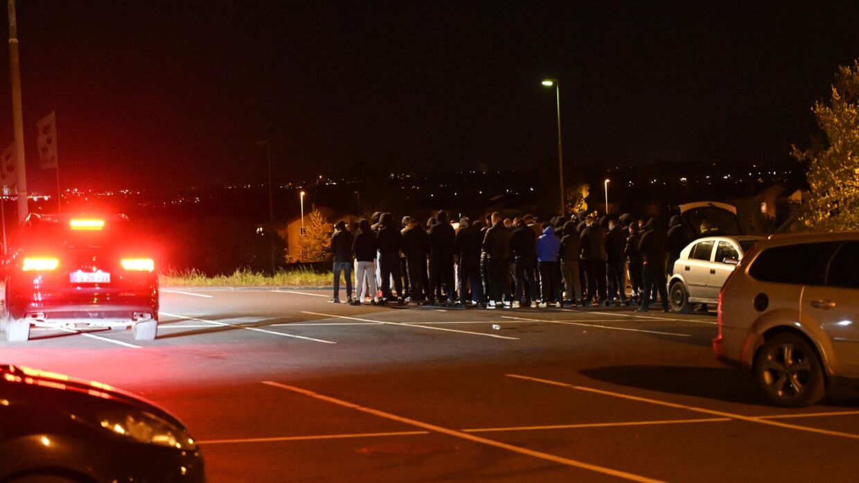 30 Muslimer var samlet på parkeringspladsen. Men man må ikke være mere end ti samlet lige nu. Foto: Oxenholt
