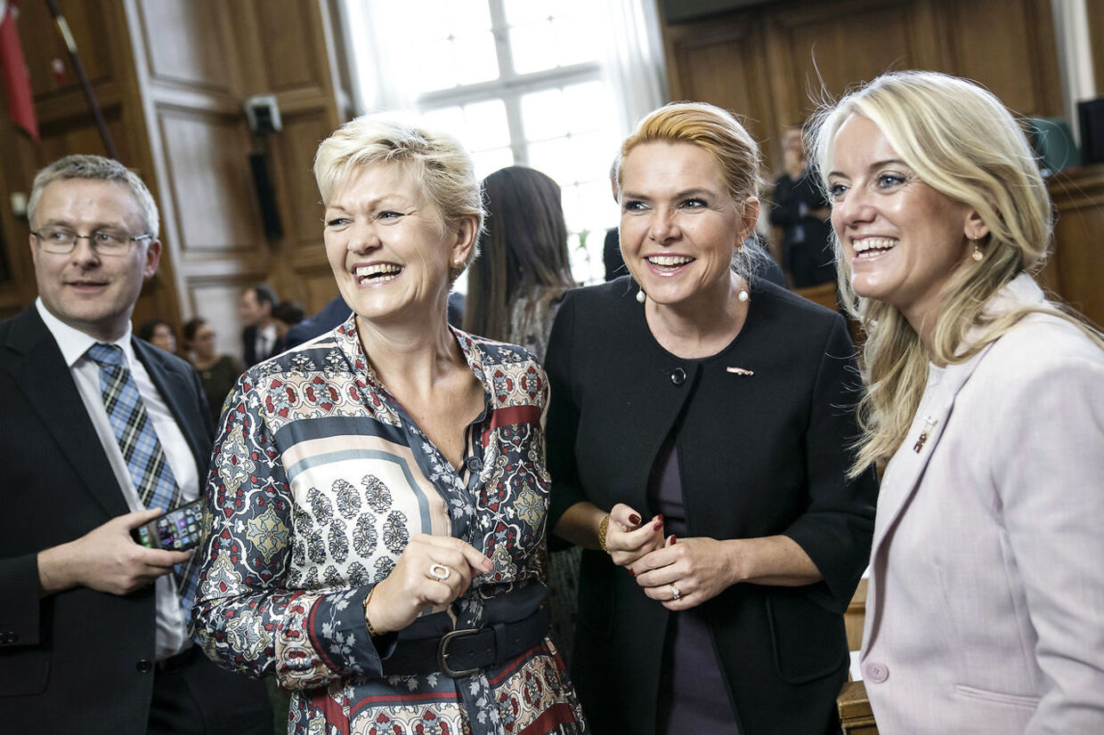 Her ses Venstres næstformand, Inger Støjberg, og Nye Borgerliges formand, Pernille Vermund, stå og grine sammen ved åbningen af Folketinget i 2019. Til venstre ses den tidligere Venstre-minister Eva Kjer Hansen.