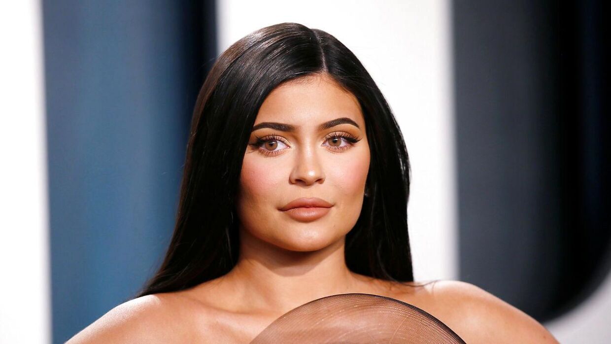 Kylie Jenner skabte mange overskrifter, da hun i 2019 blev udnævnt til verdens yngste selvskabte milliardær af Forbes. Nu mener Forbes, at familien har snydt sig til titlen.