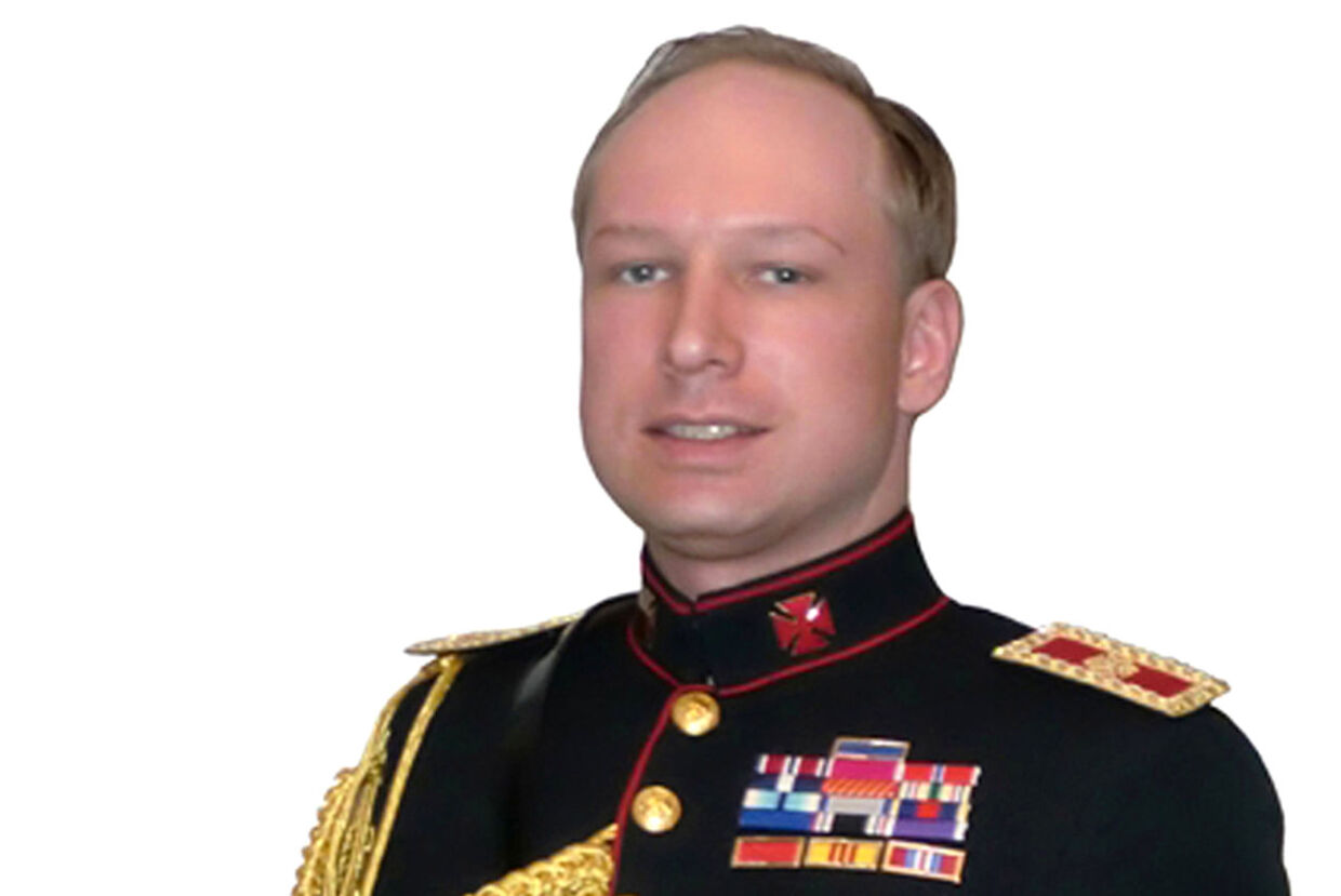 Anders Breivik, der her ses i sin hjemmestrikkede uniform, præsenterede sid for politiet som kommandør og med fuldt navn.