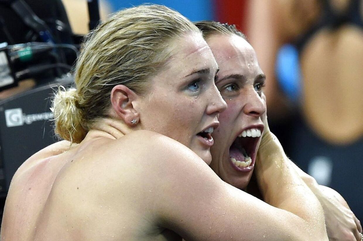Jeanette Ottesen og Rikke Møller Pedersen, da de vinder VM-guld på kortbane i 4x100m medley i Doha