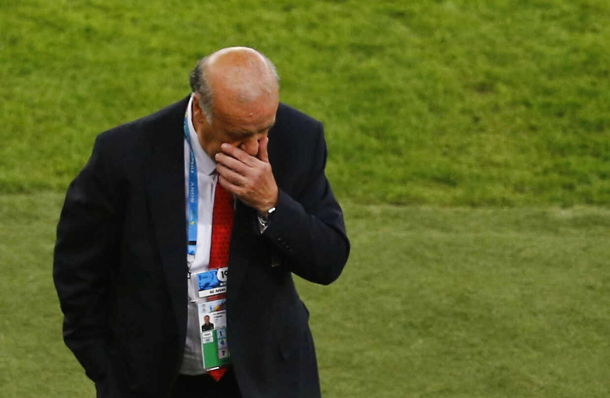 Spain's coach Vicente Del Bosque reacts during their 2014 World Cup Group B soccer match against Chile at the Maracana stadium in Rio de Janeiro June 18, 2014. REUTERS/Ricardo Moraes (BRAZIL - Tags: SOCCER SPORT WORLD CUP)