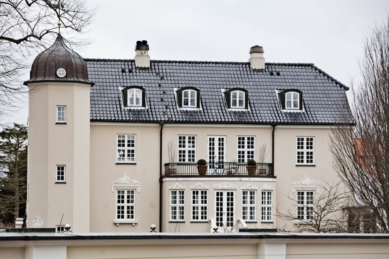 Pragtvillaen ligger lige ned til Bagsværd Sø. Der er omkring 900 boligkvadratmeter og grunden er på 3.423 kvadratmeter.