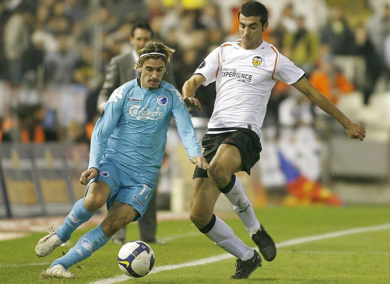 Cesar Santin i aktion mod Valencias Raul Albiol tilbage i november 2008. En kamp, hvor Santin scorede til 1-1, der også blev kampens resultat.