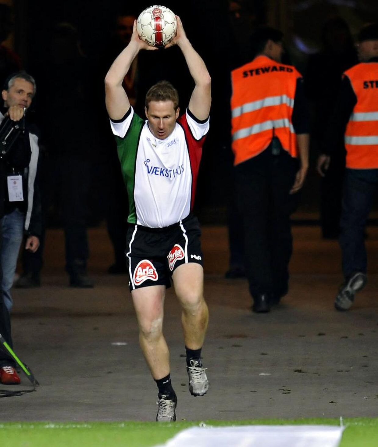 Thomas Grønnemark forsøgte i 2008 i pausen under landskampen mellem Danmark og Spanien i Parken at slå verdensrekorden i indkast. Rekorden på 51,33 meter satte han dog først to år senere, i 2010.