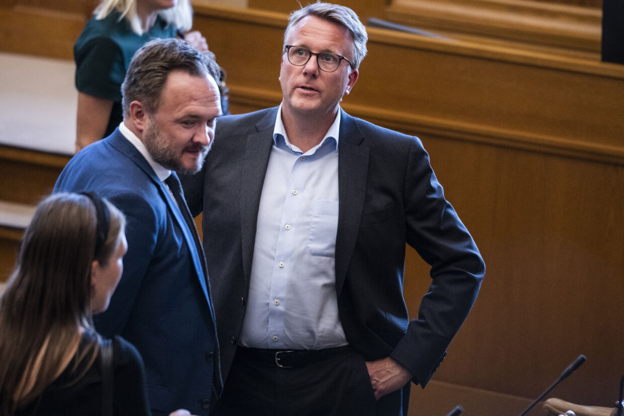 Skatteminister Morten Bødskov (til højre) ser ikke et decideret forbud mod reklamer som en løsning. Martin Sylvest/Ritzau Scanpix