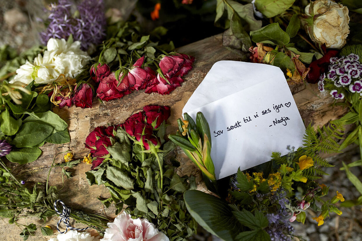 Flere har lagt blomster og breve ved drabsstedet.
