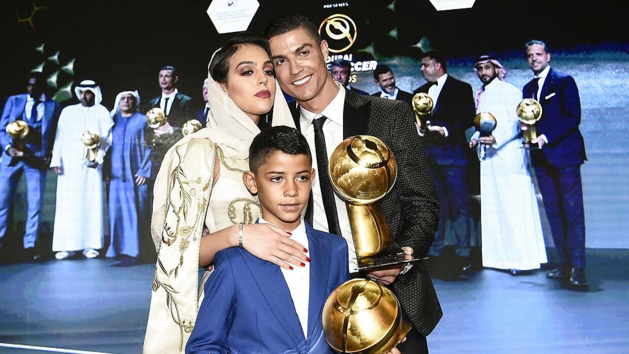 Cristiano Ronaldo Jr. i selskab med Cristiano Ronaldo og Georgina Rodriguez ved Dubai Soccer Awards i 2019.