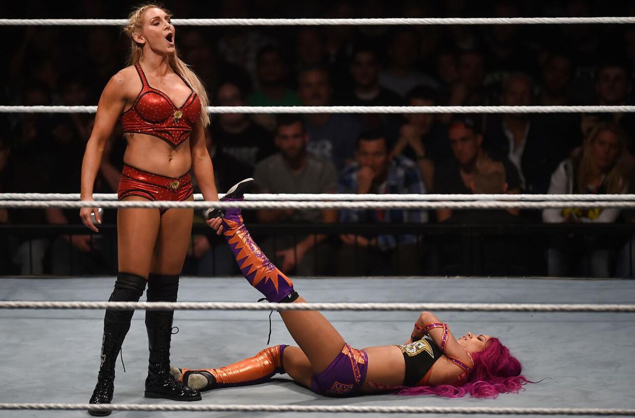 Charlotte Flair (t.v.) under en kamp mod Sasha Banks i 2016.
