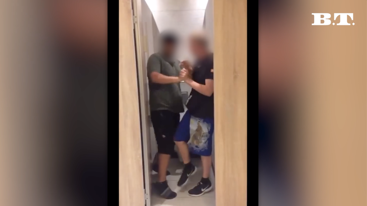 Et billede fra en video, som viser ydmygelsen af en 14-årig dreng i et shoppingcenter i Sønderborg.