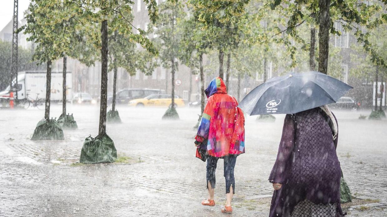 Tung regn på Kongens Nytorv i København, tirsdag 30. juni 2020. Et lignende billede vil kunne ses frem mod ugens slutning.