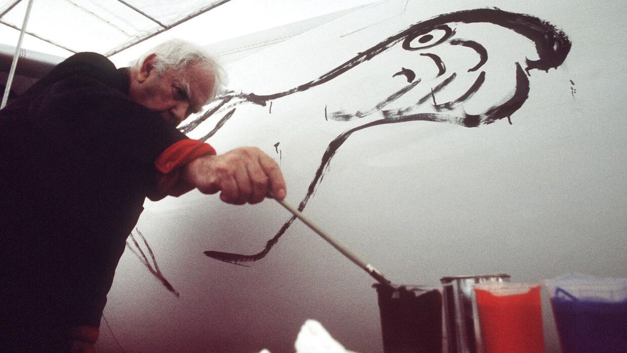 Den amerikanske kunstner Alexander Calder døde i 1976. Her ses han under arbejdet på et kunstværk i 1975.