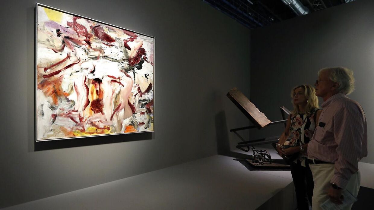 Et af Willem de Koonings malerier bliver betragtet. Her på en udstilling i Miami, Florida i 2017.