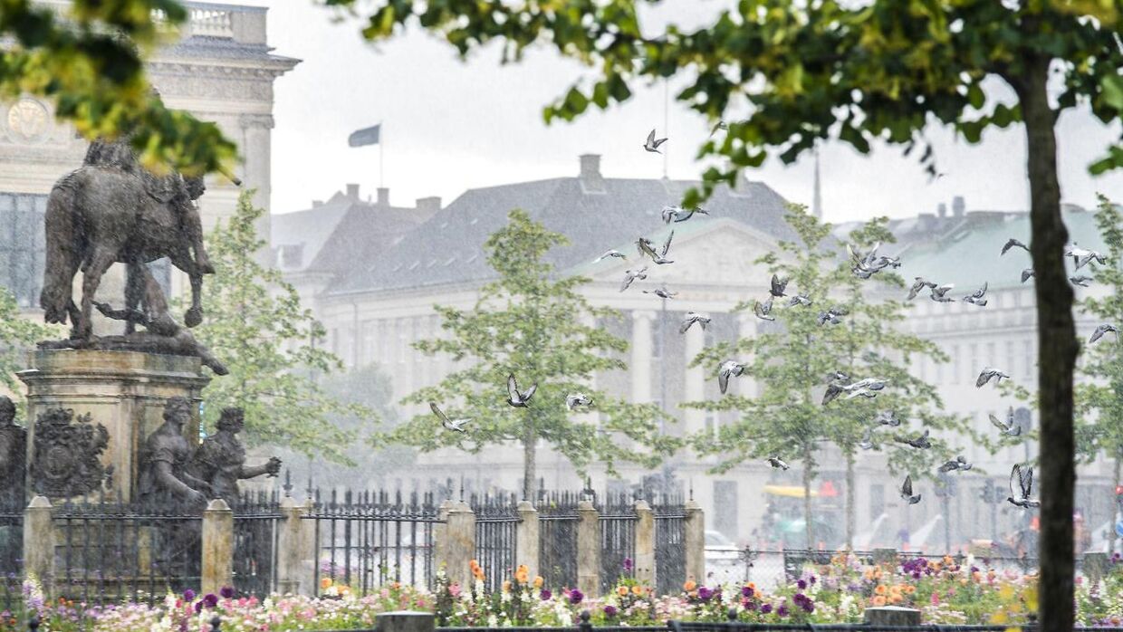 Tung regn på Kongens Nytorv i København, tirsdag den 30. juni 2020.