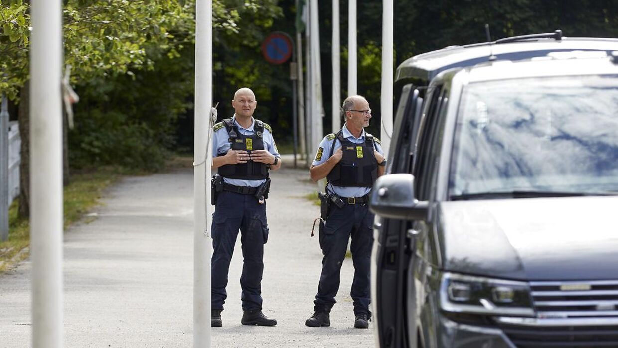 Politiet er tilstede ved Observatorievej ved Travbanen i Aarhus, torsdag den 23. juli 2020. Onsdag aften blev en mand skuddræbt på Observatorievej og en anden mand blev kvivdræbt på Lenesvej torsdag morgen. Aarhus Politi efterlyser vidner i forbindelse med begge sager.. (Foto: Mikkel Berg Pedersen/Ritzau Scanpix)