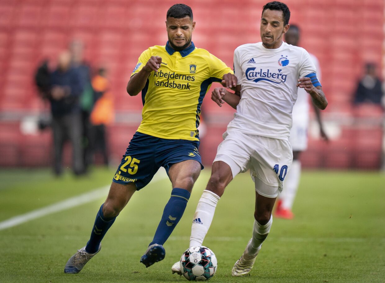 Brøndbys Anis Ben Slimane og FCKs Carlos Zeca under Superliga-kampen mellem FCK-Brøndby IF i Telia Parken søndag 12. juli 2020.