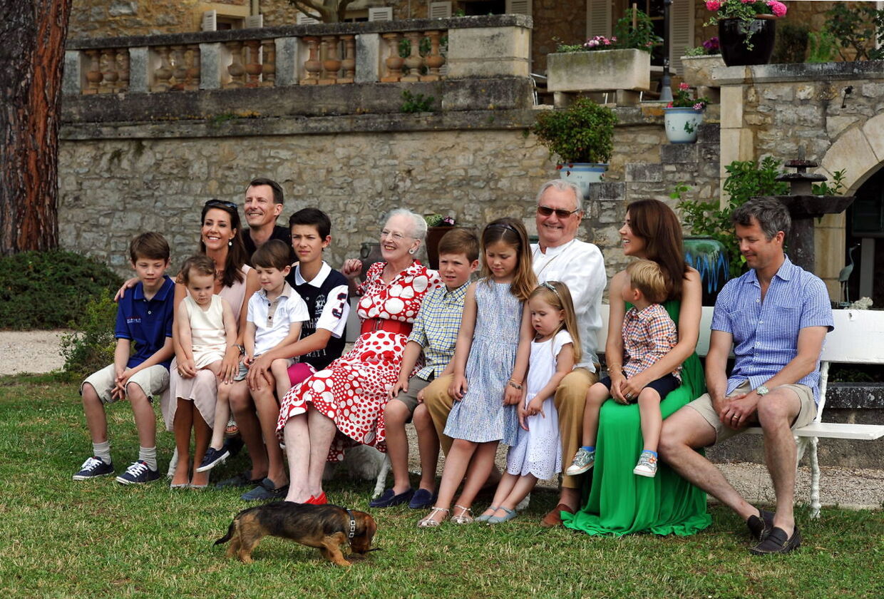 Hele den royale familie samlet på Chateau de Cayx i Frankrig. Fra venstre: prins Felix, prinsesse Marie, prins Joachim, prinsesse Athena, prins Henrik, prins Nikolai, dronning Margrethe II, prins Christian, prinsesse Isabella, prins Henrik, prinsesse Josephine, kronprinsesse Mary, prins Vincent og kronprins Frederik. Her i anledningen af nu afdøde prins Henrik's 80 års fødselsdag.