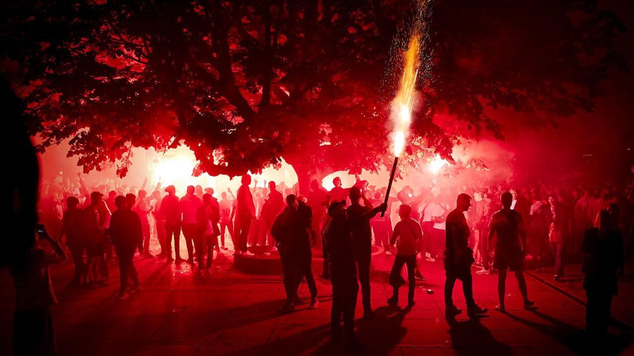 De jublende AGF-fans forsamlede sig efter kampen på Rådhuspladsen i Aarhus, hvor klubbens første medalje i 23 år blev fejret i stor stil på trods af forsamlingsforbud og corona-restriktioner.