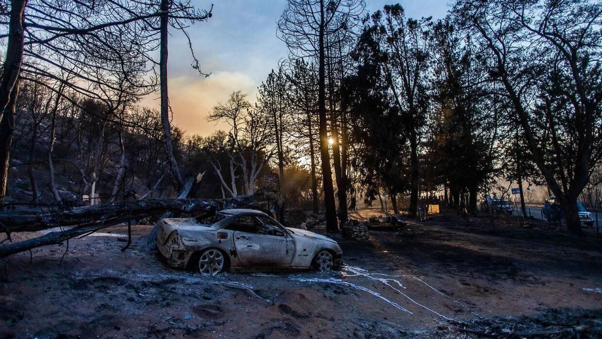 En udbrændt bil ved Pine Canyon Road i Angeles National Forest 96 kilometer nord for Los Angeles.