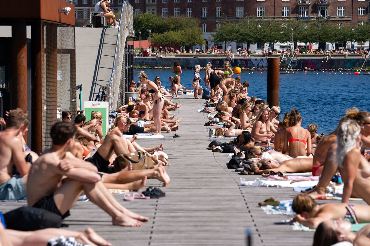 Flere vælger at smide bikinitoppen på de danske strande og i havnebadene.