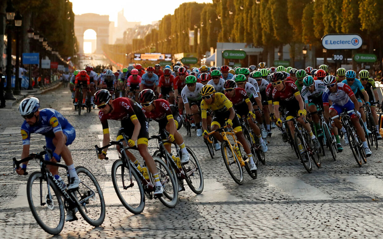 »Tour de France er kaos. Det er tre uger i Frankrig for fuldt hug både på og af cyklen,« skriver Jakob Fuglsang.