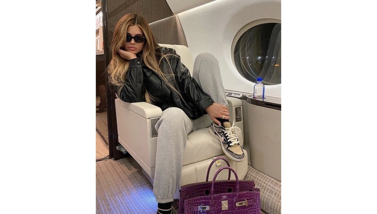Kardashian søstrene har aldrig været bange for at vise deres former i loungewear eller sweatpants. Det outfit er blot blevet endnu mere populært og makeup mogulen Kylie Jenner styler det her med læderjakke og ankelsmykker. Foto: Instagram/@Kyliejenner