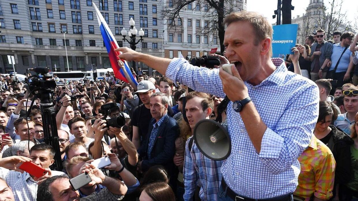 Aleksej Navalnyj taler til sine støtter under en anti-Putin demonstration i Moskva i 2018. Den russiske oppositionsleder, Aleksej Navalnyj, er ifølge sin talskvinde blevet forgiftet. Myndighederne vil dog ikke anerkende den anklage.