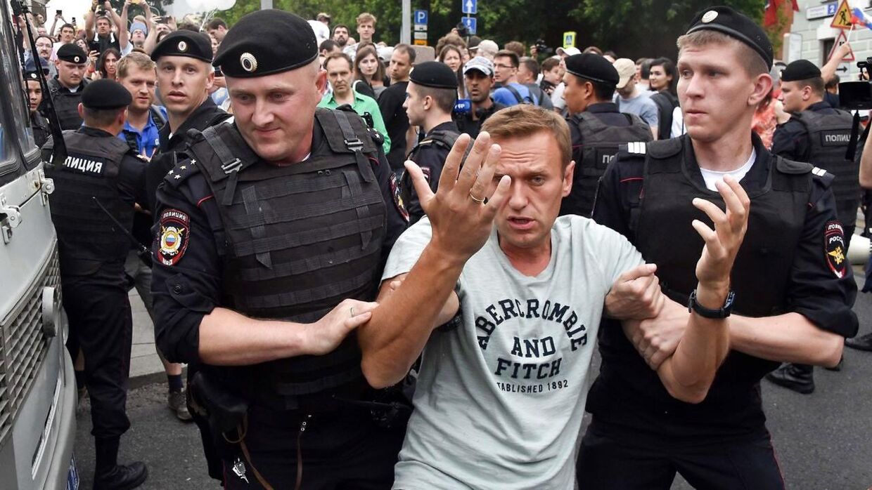 Aleksej Navalnyj bliver taget væk af russiske politimænd under en demonstration i Moskva i 2019. Den russiske oppositionsleder, Aleksej Navalnyj, er af læger blevet diagnosticeret med en allergisk reaktion, men hans egen læge og advokat mener, at der er tale om forgiftning.