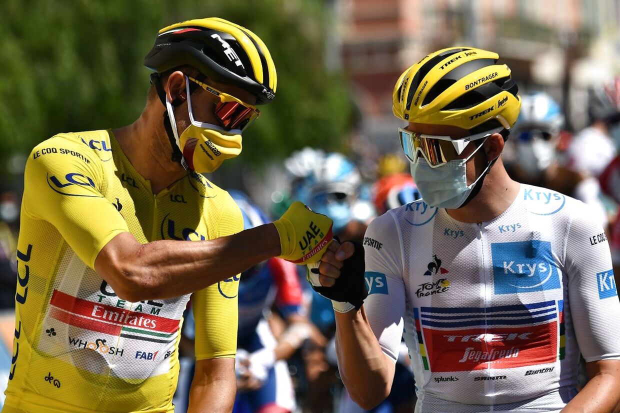 Mads Pedersen hilser på Alexander Kristoff ved starten på anden etape af årets Tour de France. Efter den flotte andenplads på løbets førstedag, kunne han iklæde sig den hvide trøje som føreren af ungdomskonkurrencen.