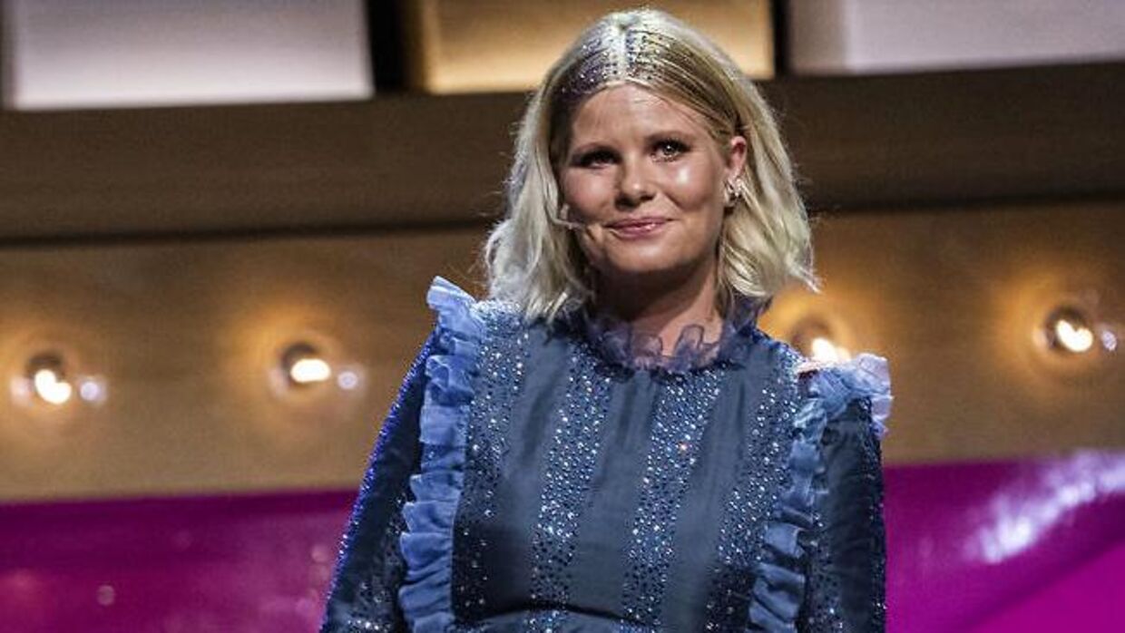 Sofie Linde på scenen ved ZULU Comedy Galla 2020, hvor hun ifølge kommunikationsekspert Anna Thygesen eksekverede helt perfekt.