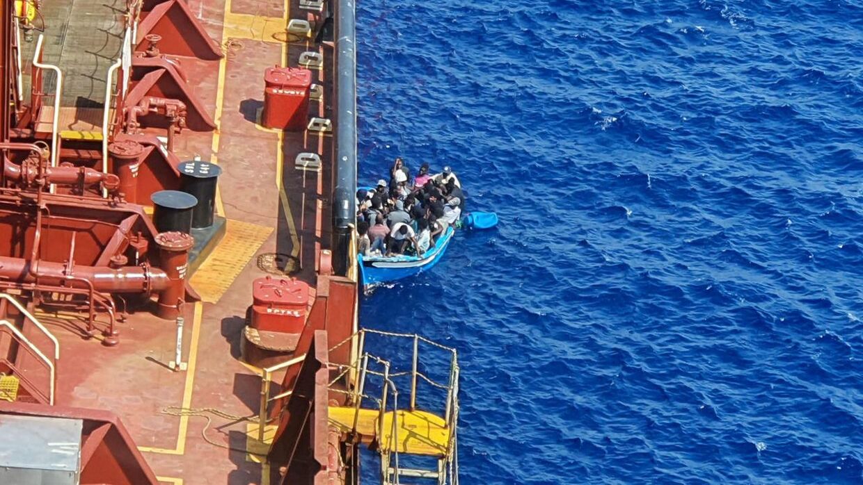 Den 4. august bad et maltesisk redningscenter Mærsk-skibet Maersk Etienne om at sejle hen til 27 migranter, som var om bord på en lille motorbåd – den båd, man kan se på dette billede. Dagen efter reddede Maersk Etienne de 27 migranter op fra båden – heriblandt et barn og en gravid kvinde.