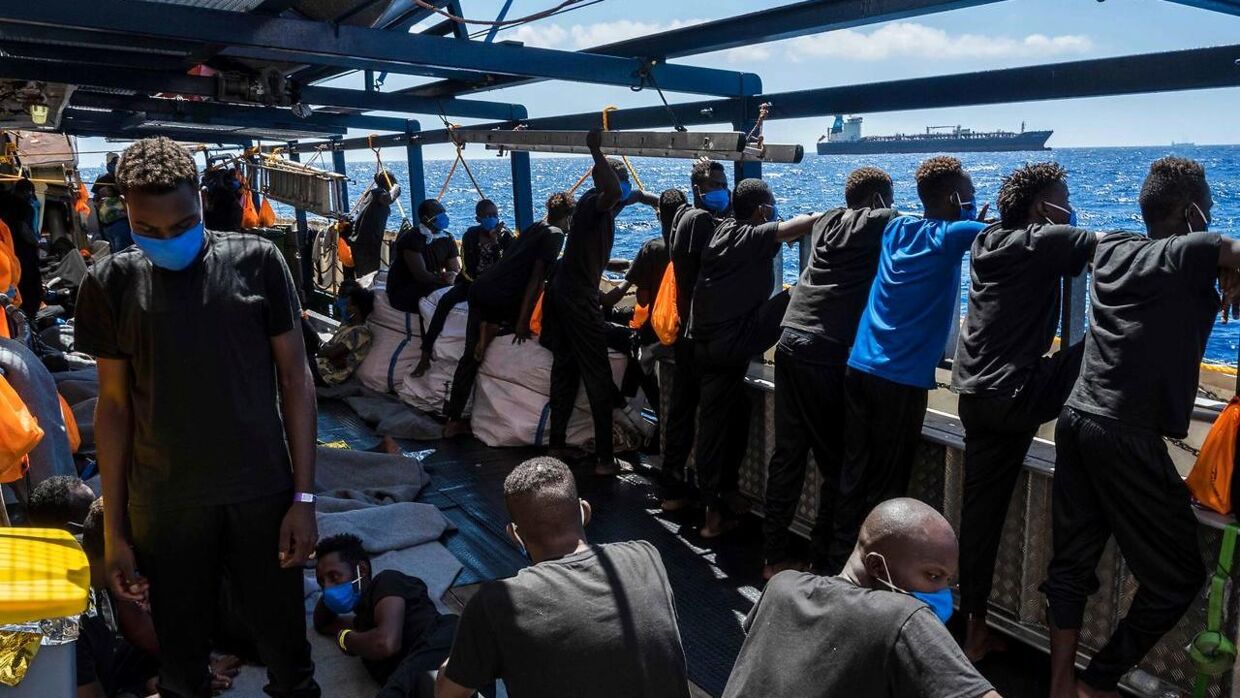 Migranterne har siden 5. august levet på skibet under, hvad Robert Mærsk Uggla, administrerende direktør for A.P. Møller Holding og barnebarn af Mærsk Mc-Kinney Møller, beskriver som »uacceptable leveforhold«.&nbsp;