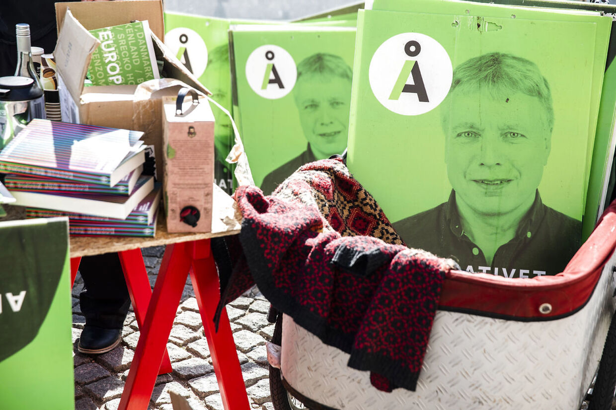 Alternativets, Josephine Fock, sælger ud af partiets lager, ved metrostationen Gammel Strand i København mandag den 7. september 2020.. (Foto: Ólafur Steinar Rye Gestsson/Ritzau Scanpix)