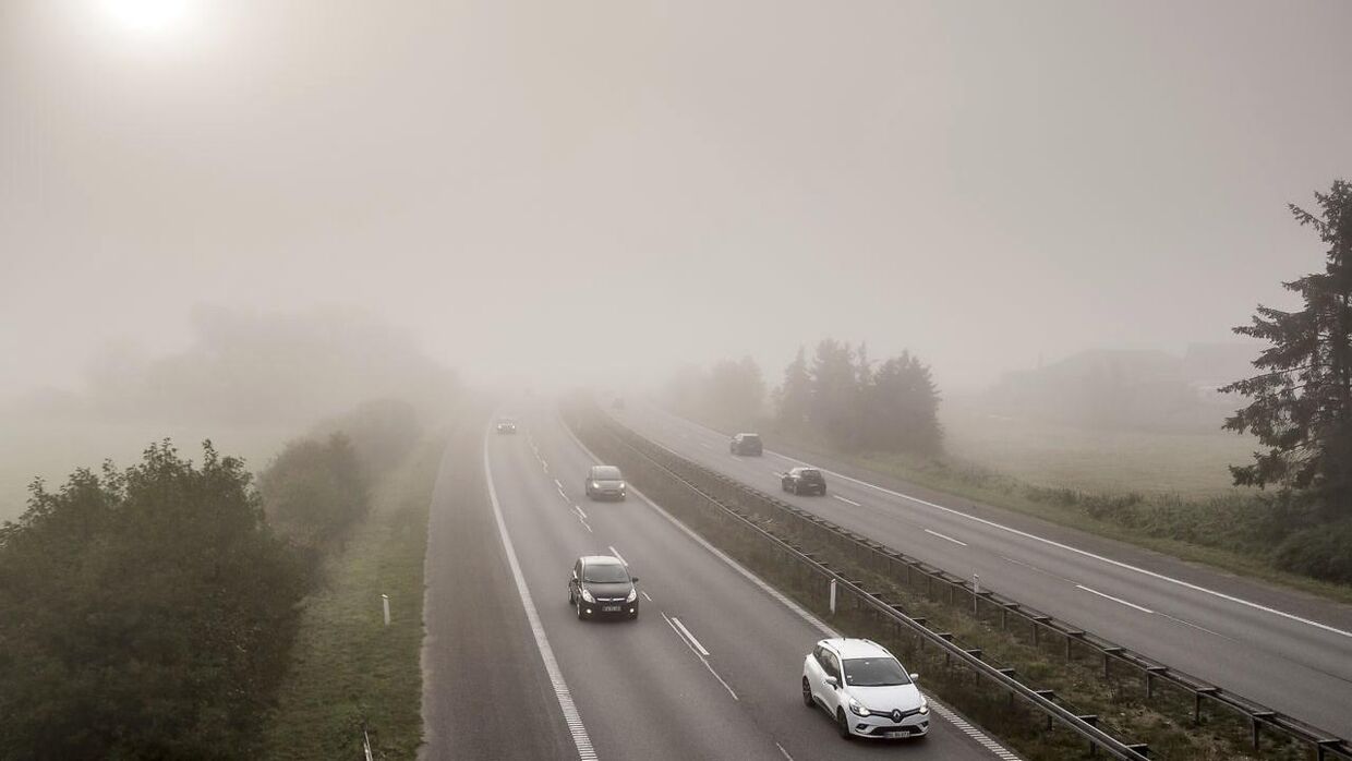 (ARKIV) Tæt morgen tåge nær Lejre ved Roskilde, onsdag den 17. oktober 2018.